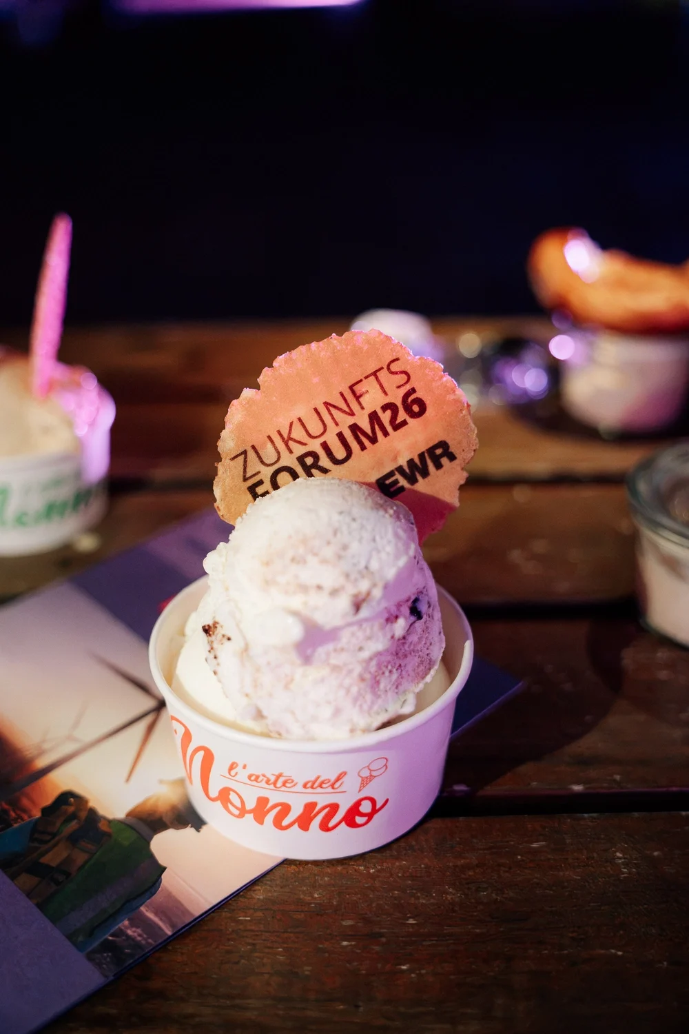 Eisbecher mit Waffel