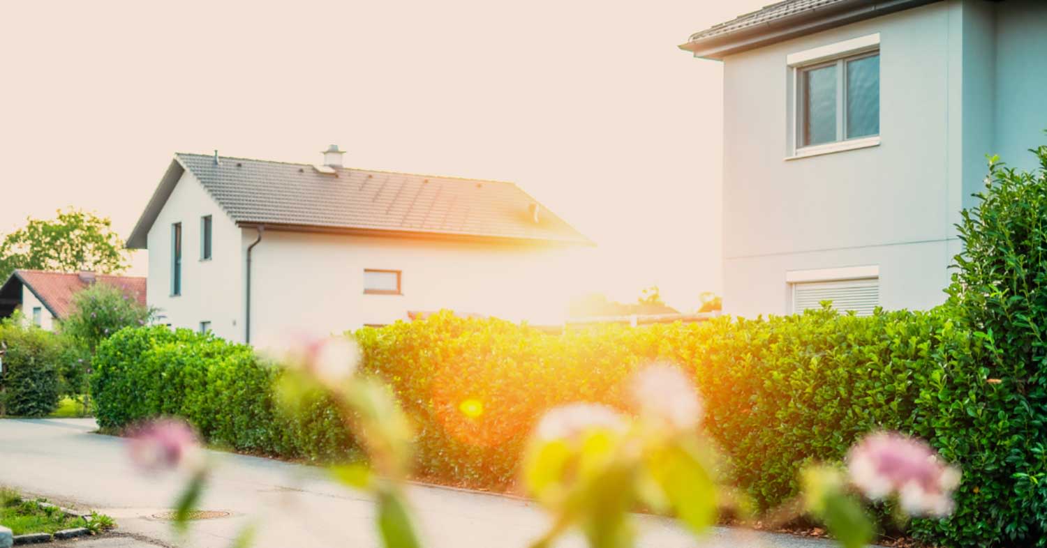 Aufnahme einer Straße mit zwei Häusern