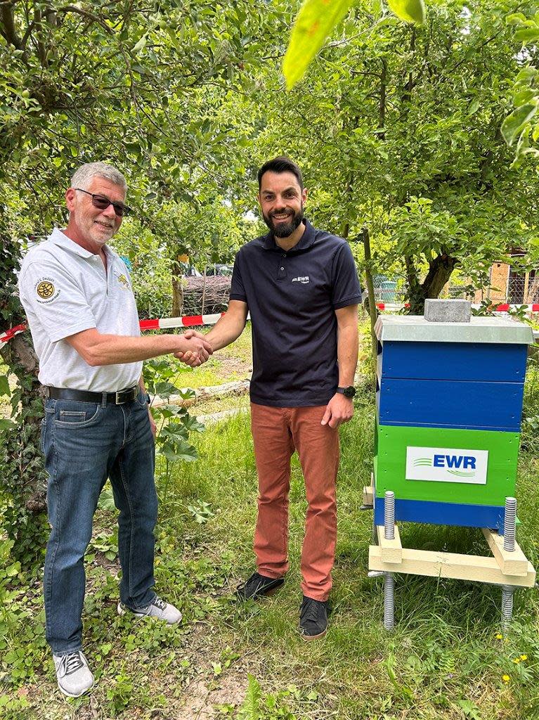 Titelbild EWR-Pressesprecher Dominik Nagel  zusammen mit  Bienenfreunde-Wonnegau e.V. Vorsitzendem Volker Deutsch im Bienen- und Naturgarten.
