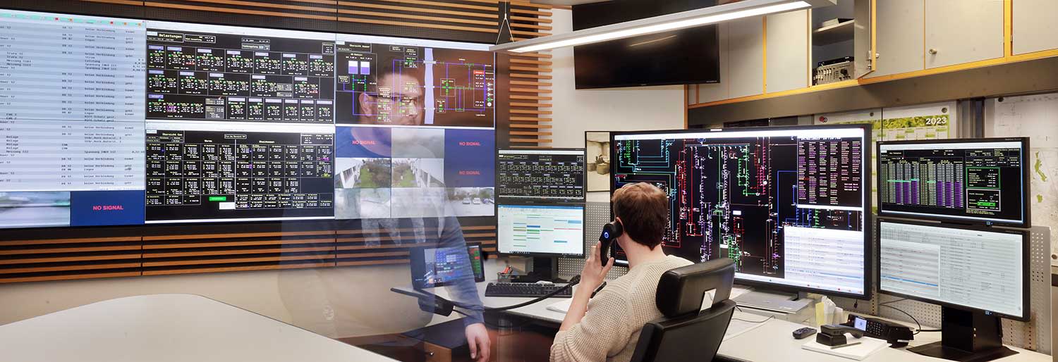 Mitarbeiter der Netzleitstelle überwachen Monitore