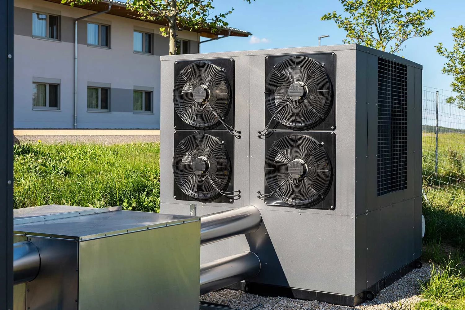 Wärmepumpe steht vor Gebäude