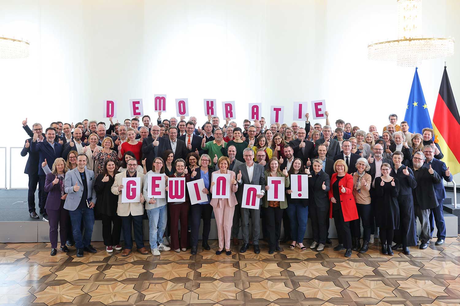 Titelbild Über 120 Mitglieder des Bündnistreffen Demokratie gewinnt