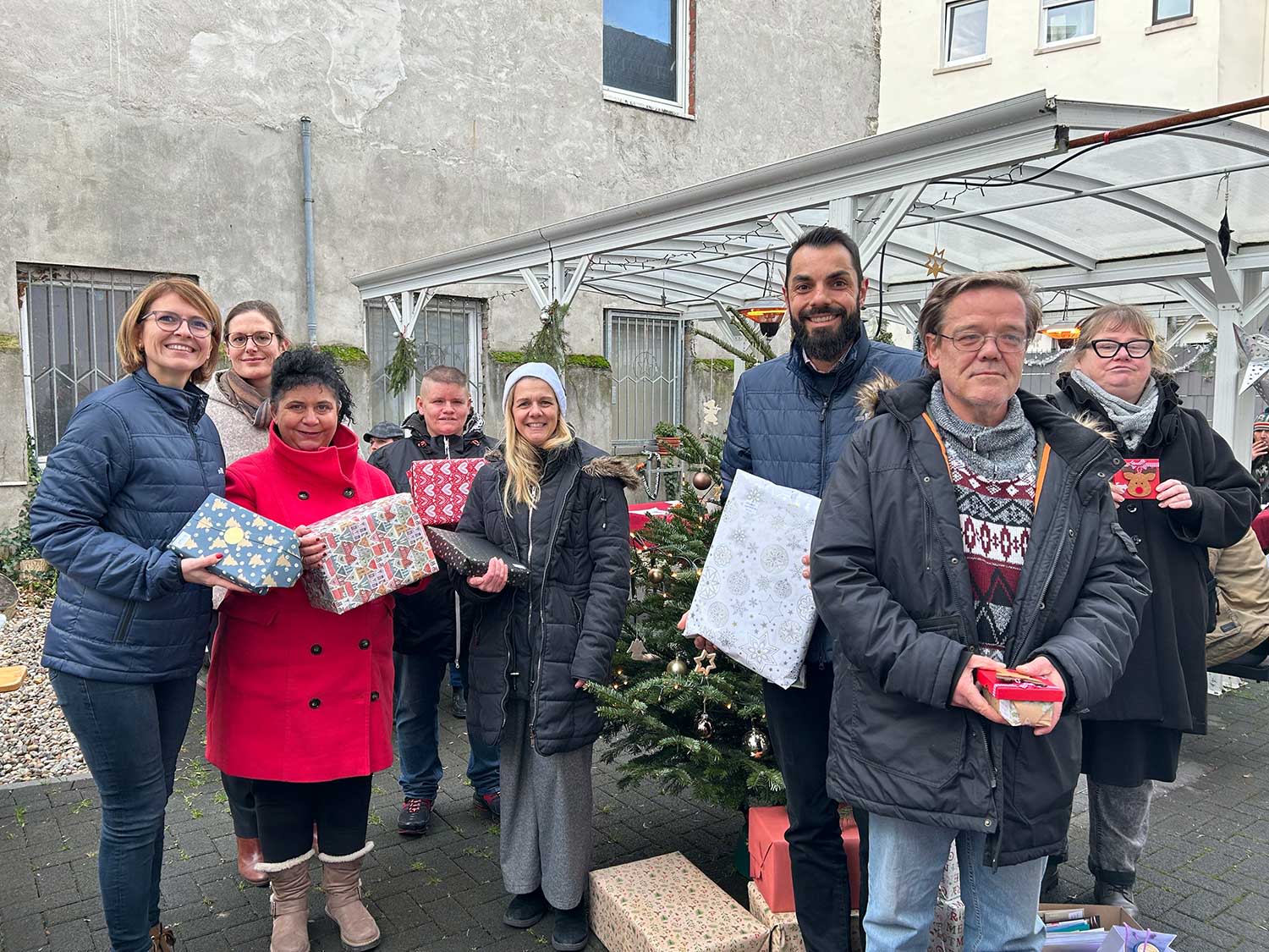 EWR-Mitarbeiter übergibt Geschenke an Weihnachten EWR-Mitarbeiter übergibt Geschenke an Weihnachten