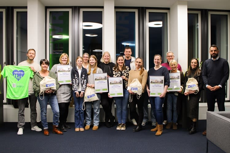 Titelbild Dustin Hoffmann und Dominik Nagel (EWR) mit den Vereinsvertreter: innen bei der Urkundenübergabe.