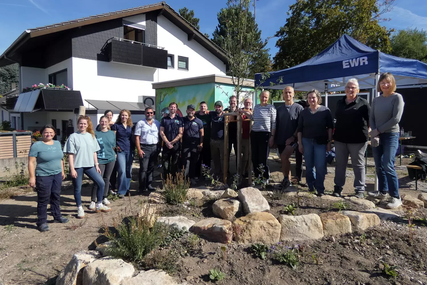 Personen stehen auf neue Grünfläche in der Ortsgemeinde Klein-Winternheim Personen stehen auf neue Grünfläche in der Ortsgemeinde Klein-Winternheim