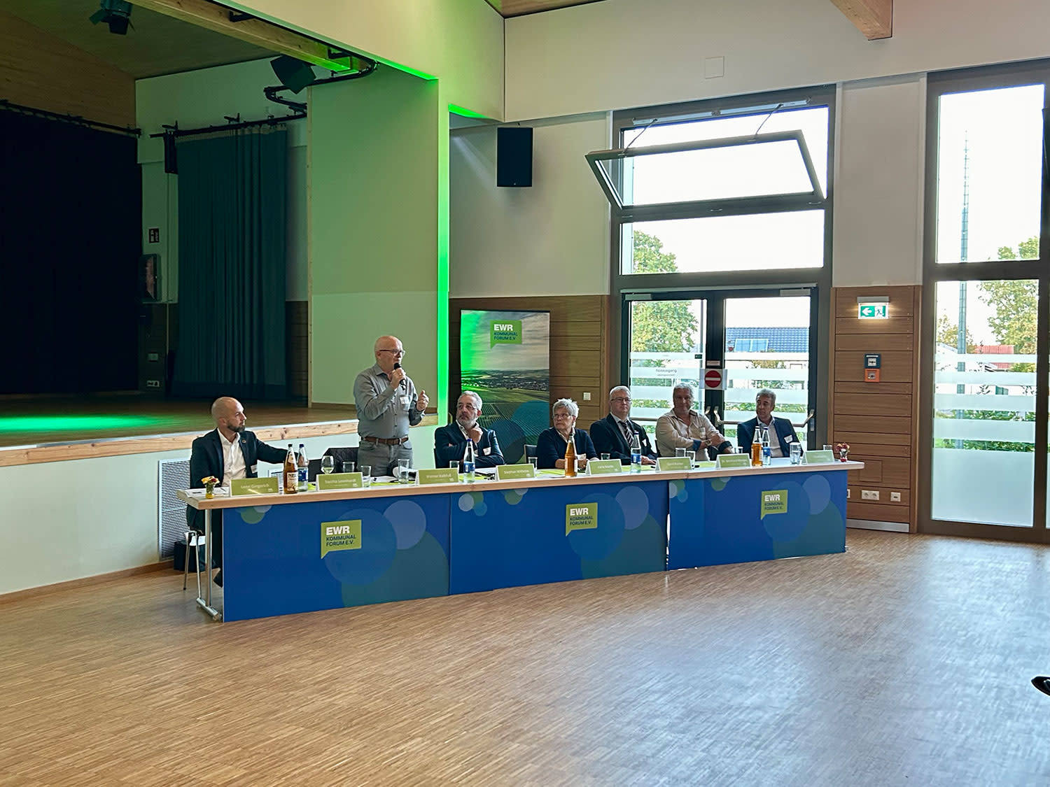 Werner Kalbfuß steht neben den Vorständen des EWR-Kommunalforums und spricht in die Runde