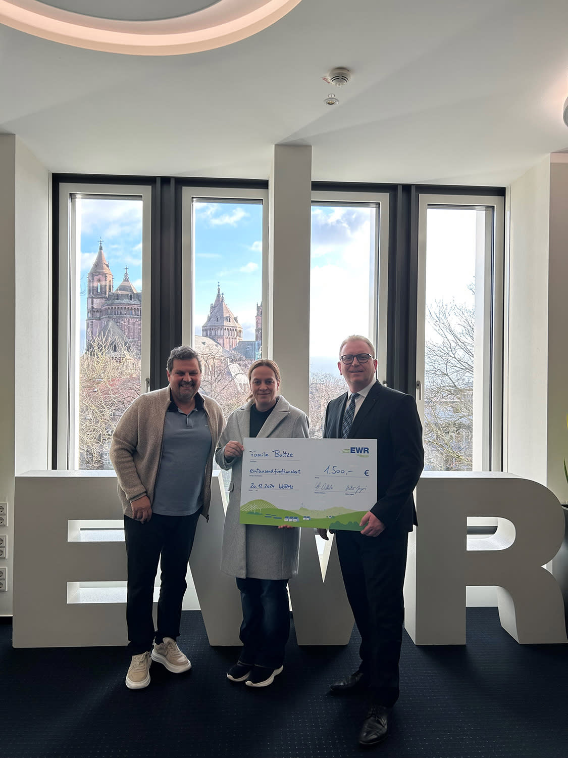 Norbert Hess, Betriebsratsvorsitzender von EWR, übergibt den Spendenscheck gemeinsam mit Bruno Hübler (Leiter Personalmanagement) an Frau Eller (Schulelternbeirat der Grundschule Sonnenberg). Norbert Hess, Betriebsratsvorsitzender von EWR, übergibt den Spendenscheck gemeinsam mit Bruno Hübler (Leiter Personalmanagement) an Frau Eller (Schulelternbeirat der Grundschule Sonnenberg).