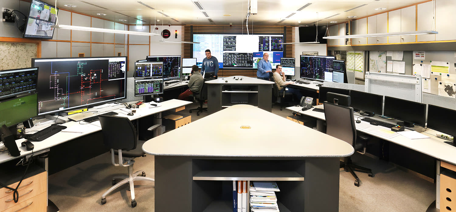 Blick in den Raum der Netzleitstelle mit Mitarbeitern der EWR Netz GmbH Blick in den Raum der Netzleitstelle mit Mitarbeitern der EWR Netz GmbH