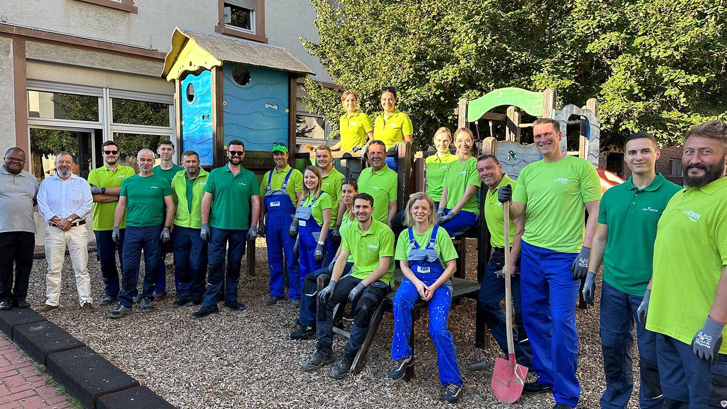 Titelbild EWR Mitarbeiter beim Anpacktag in der Worms-Herrnsheimer Kita St. Peter