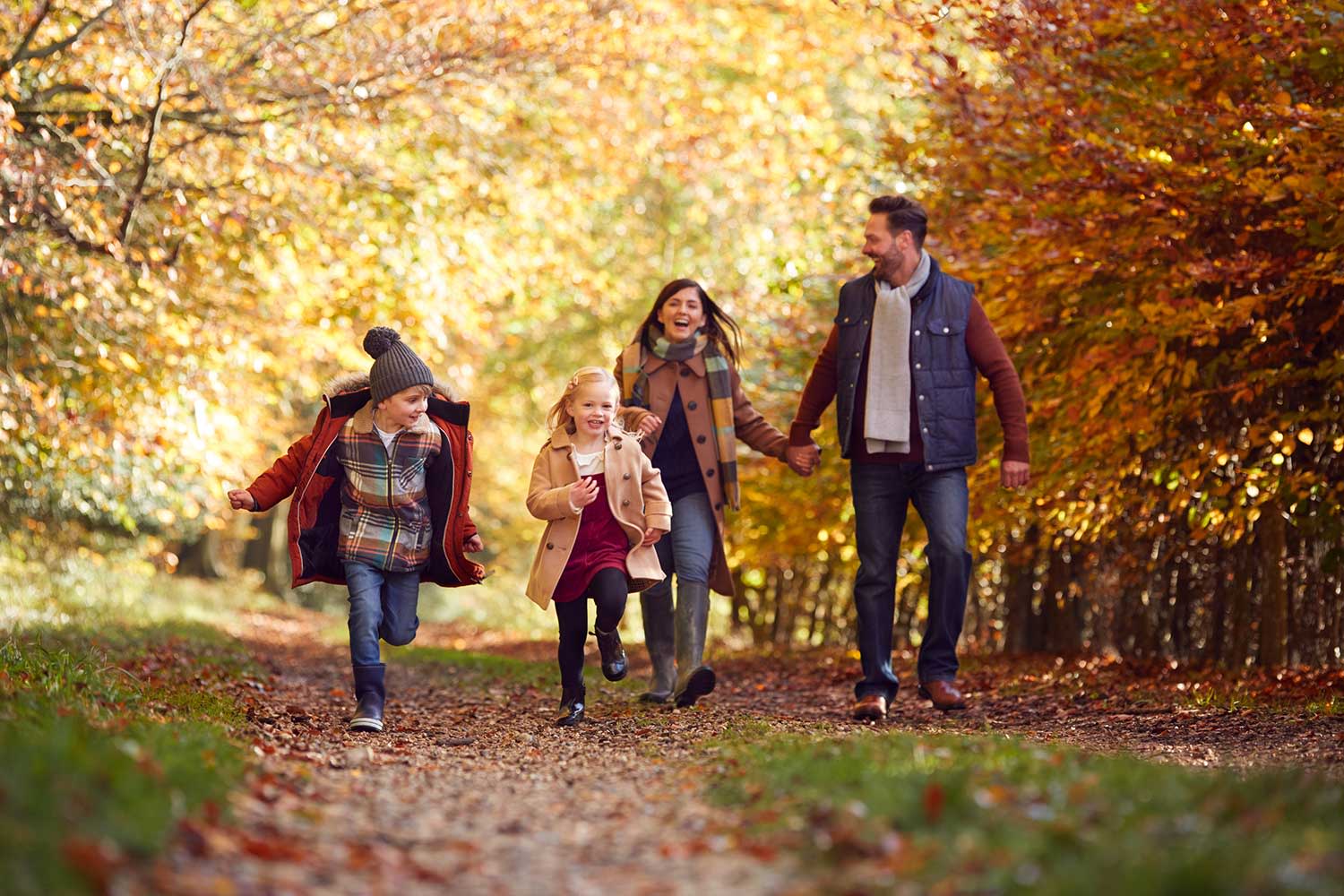 Titelbild Eine glückliche Familie beim Herbstspaziergang in der Natur