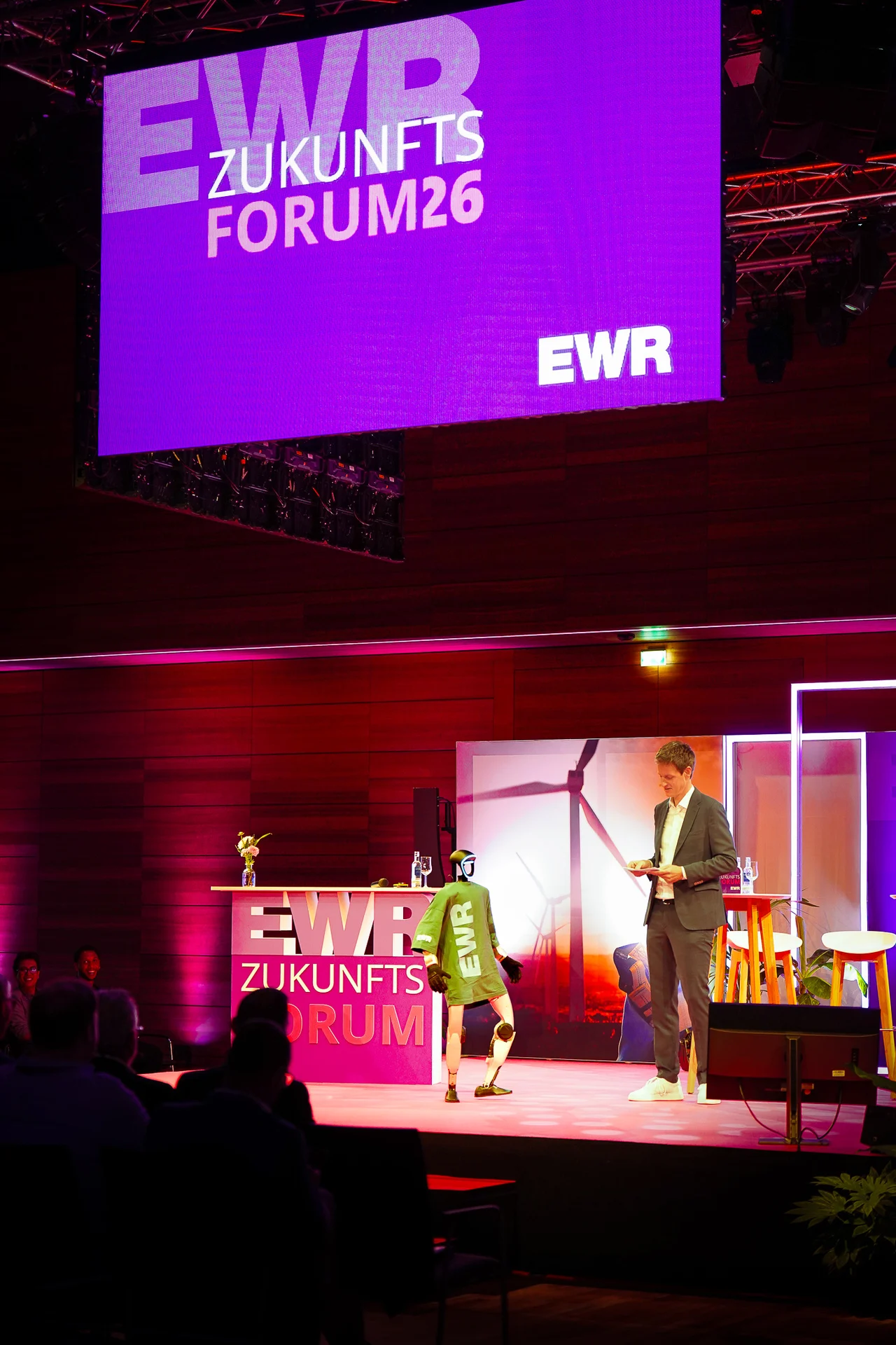 Roboter mit EWR T-Shirt läuft beim Zukunftsforum 26 über die Bühne