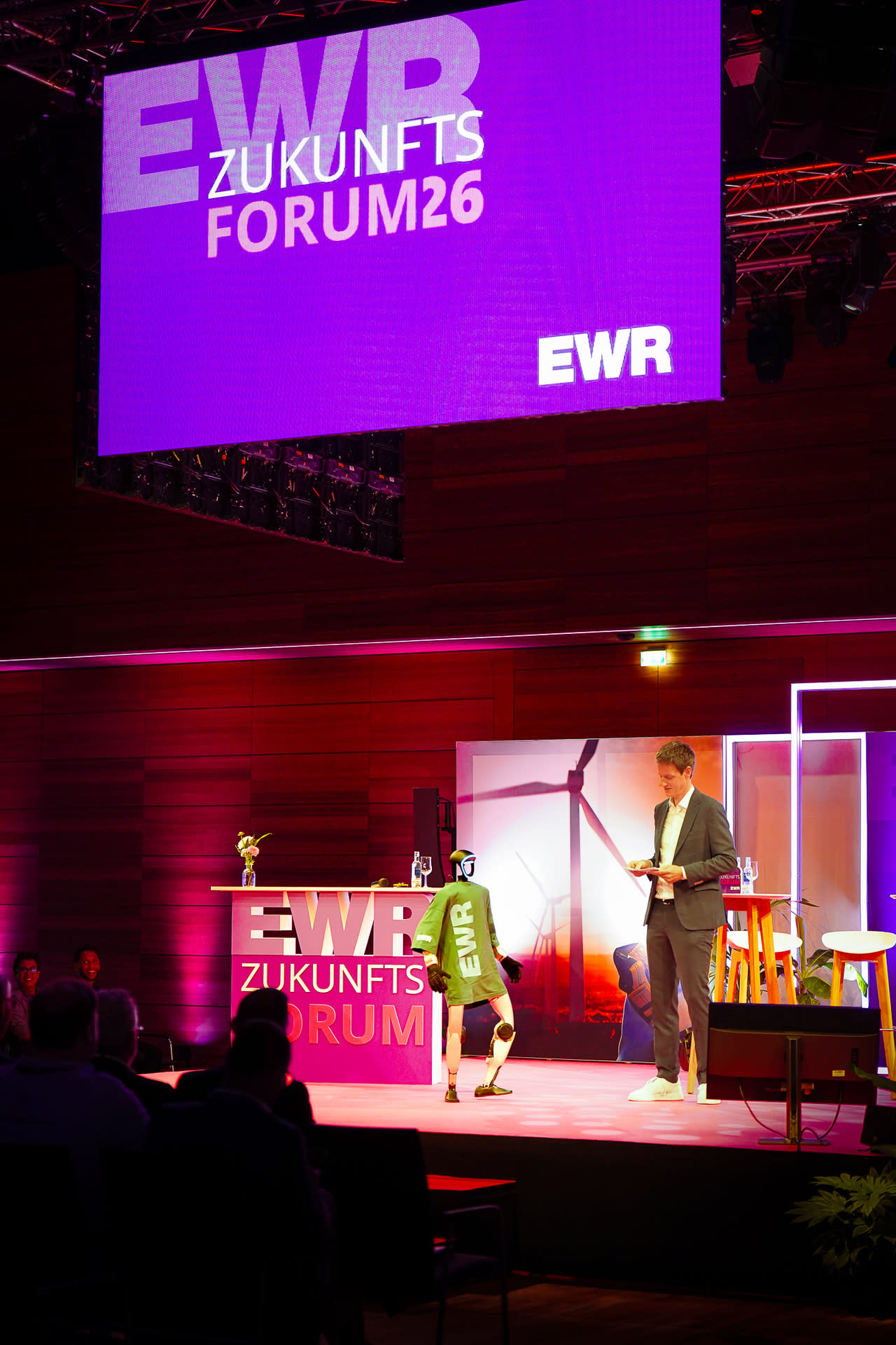 Roboter mit EWR T-Shirt läuft beim Zukunftsforum 26 über die Bühne