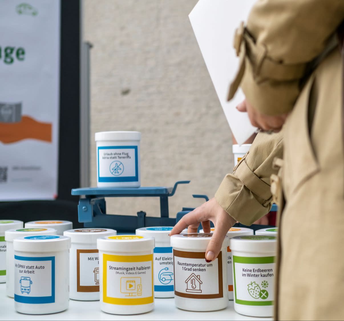 Verschiedene Dosen werden auf der Klimawaage gewogen