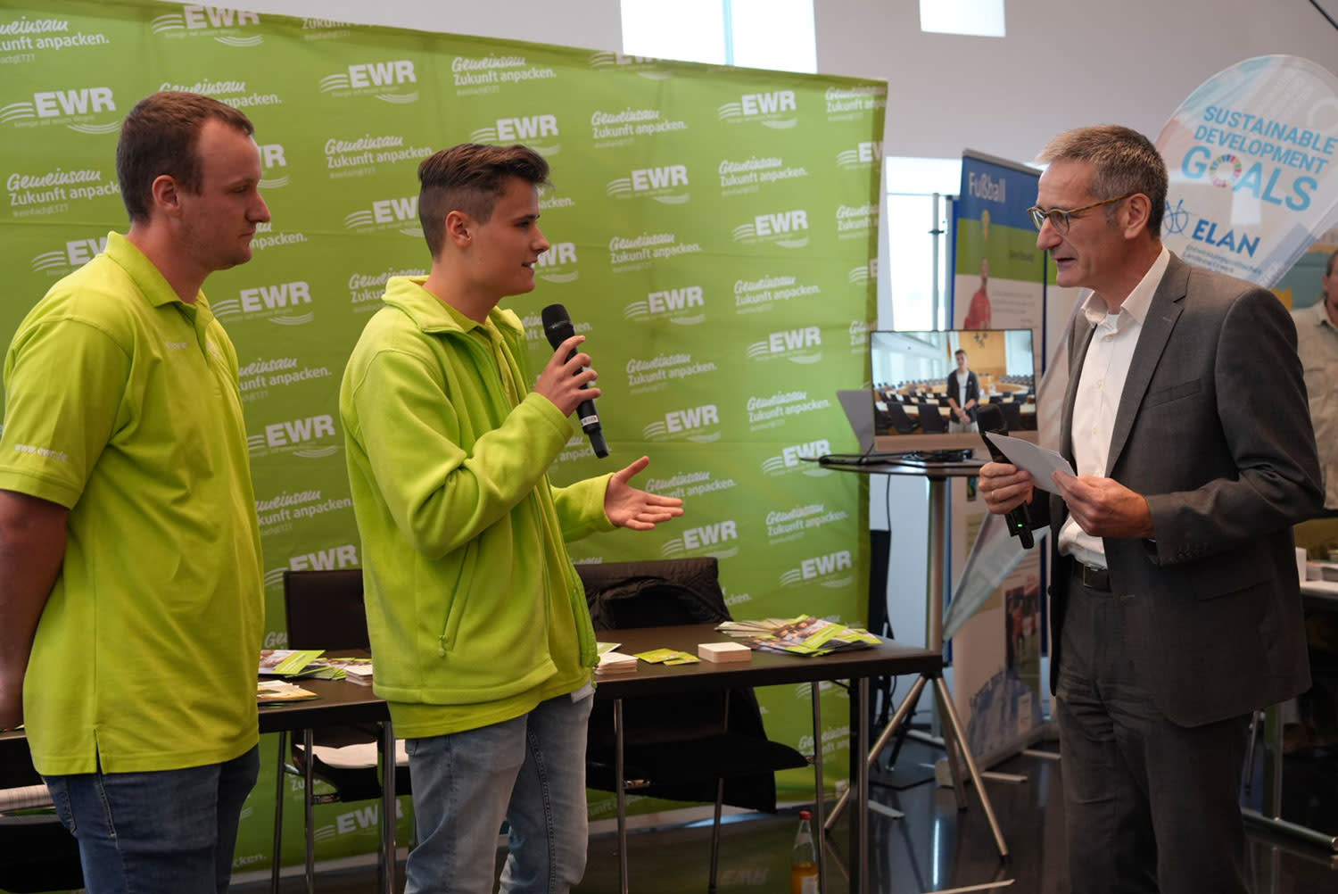 EWR Auszubildender wird vom Landtagspräsident Hendrik Hering am 17. Demokratie-Tag Rheinland-Pfalz 2022 interviewt.