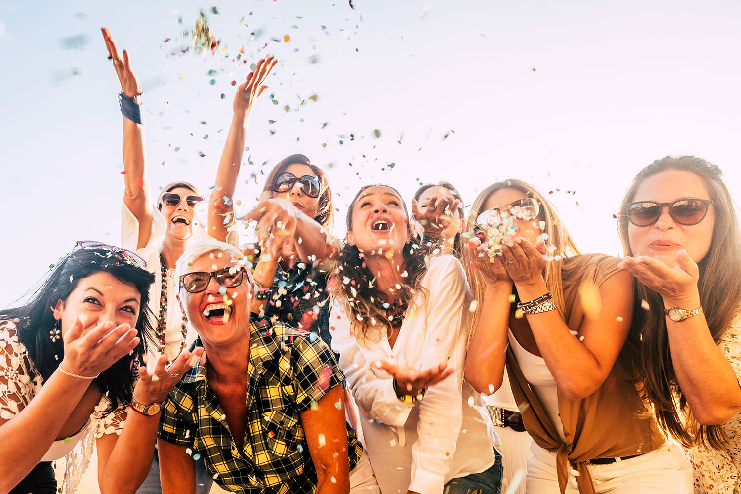 Diverse Frauen freuen sich mit Konfetti