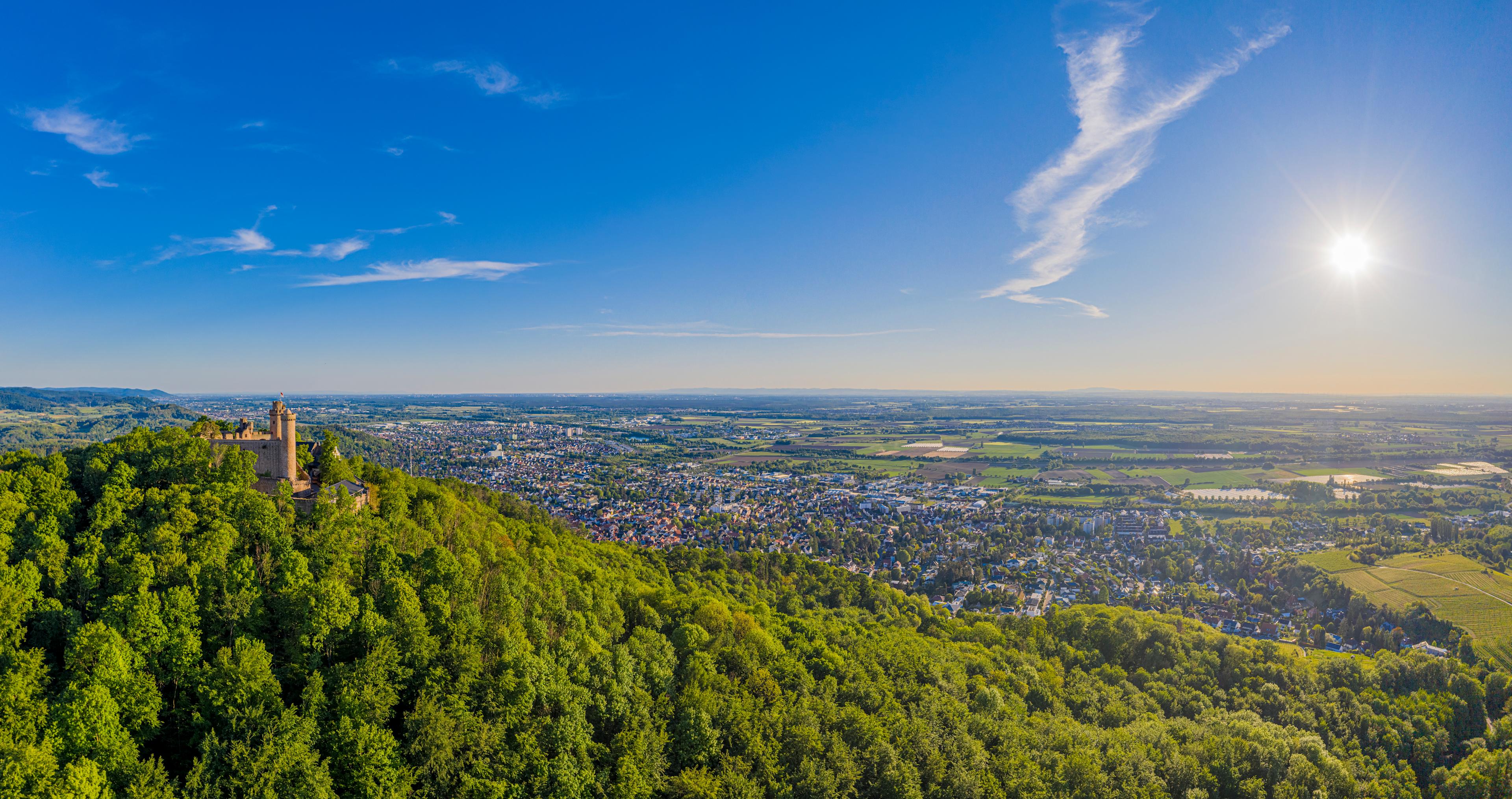 Panoramablick auf die Stadt Bensheim bei Sonnenschein