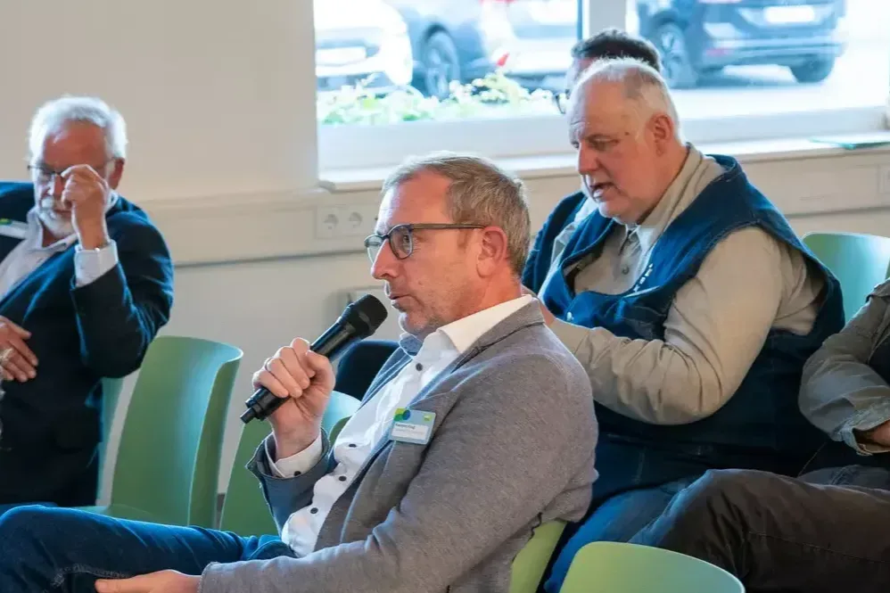 Ein Mann aus dem Publikum spricht beim EWR-Zukunftsforum in ein Mikrofon