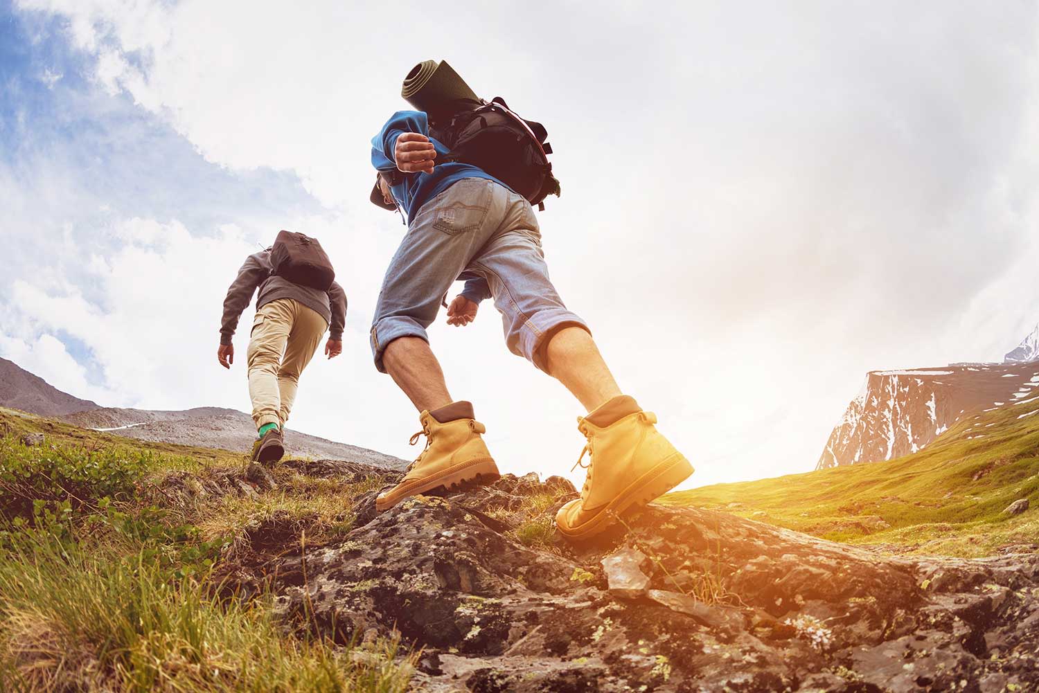 Zwei Männer wandern in der Natur in den Bergen