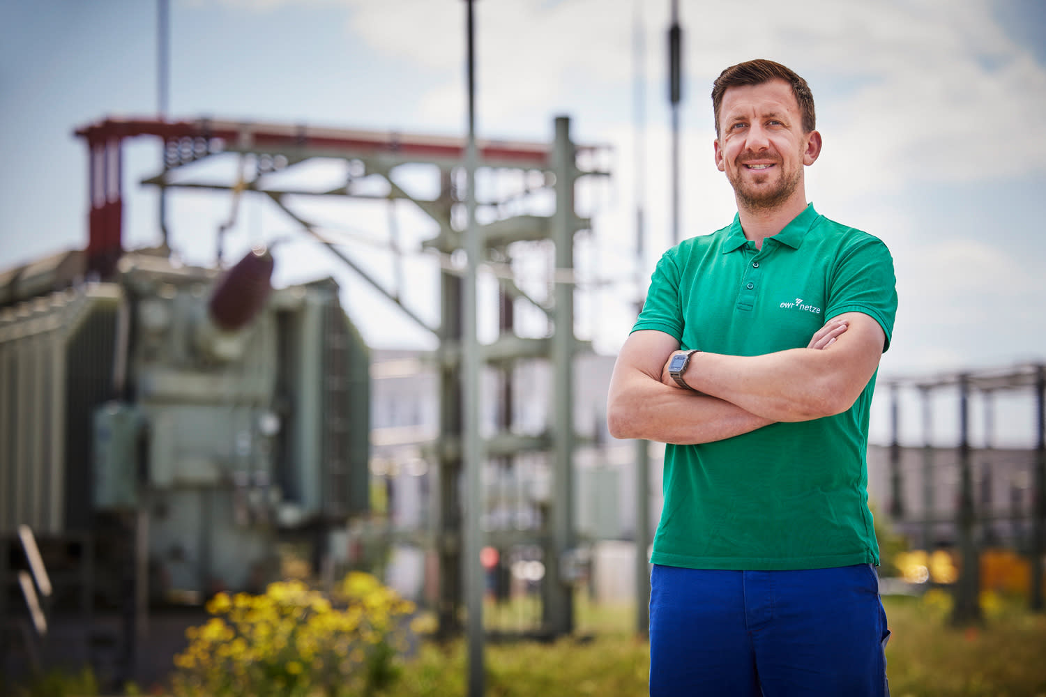 EWR Techniker steht vor einer Umspannungsanlage