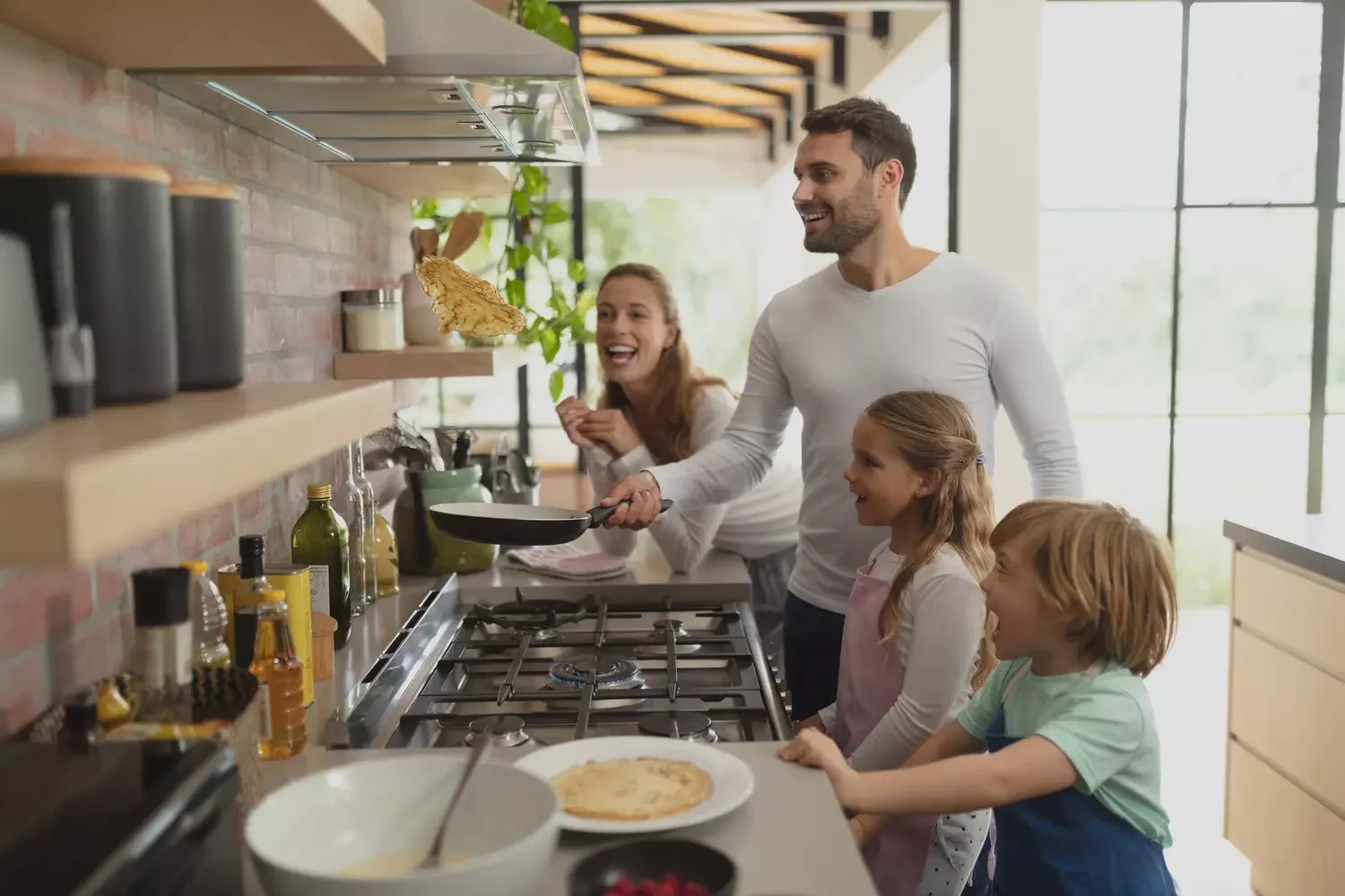Familie kocht Essen in der Küche