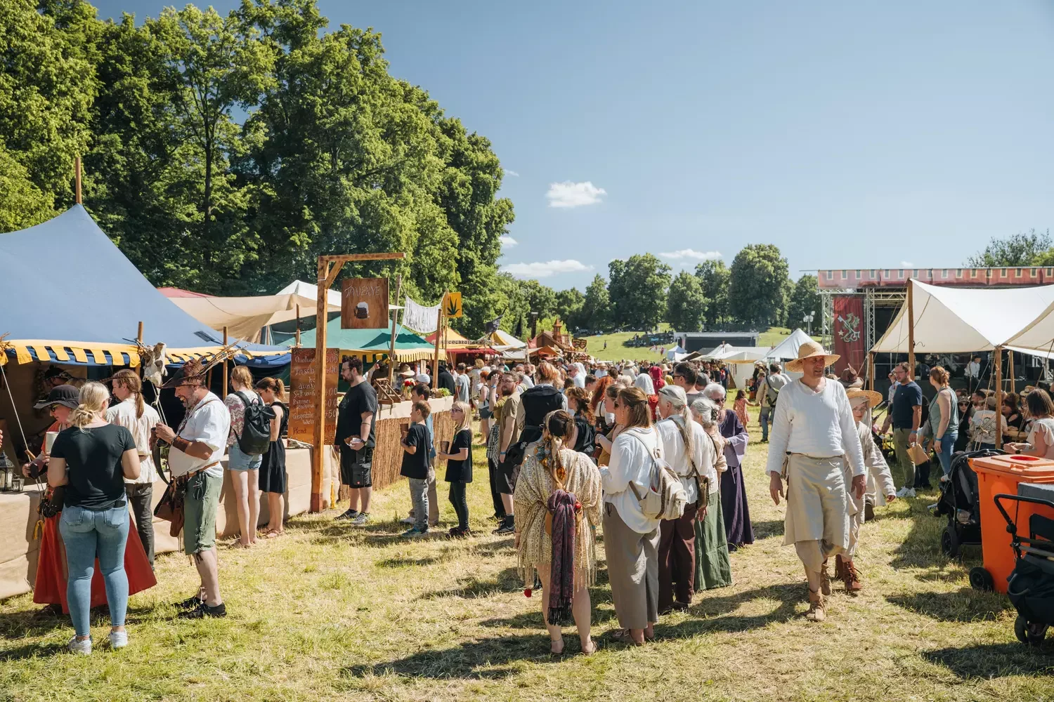 Gut besuchte Stände beim Spectaculum in Worms bei schönstem Wetter