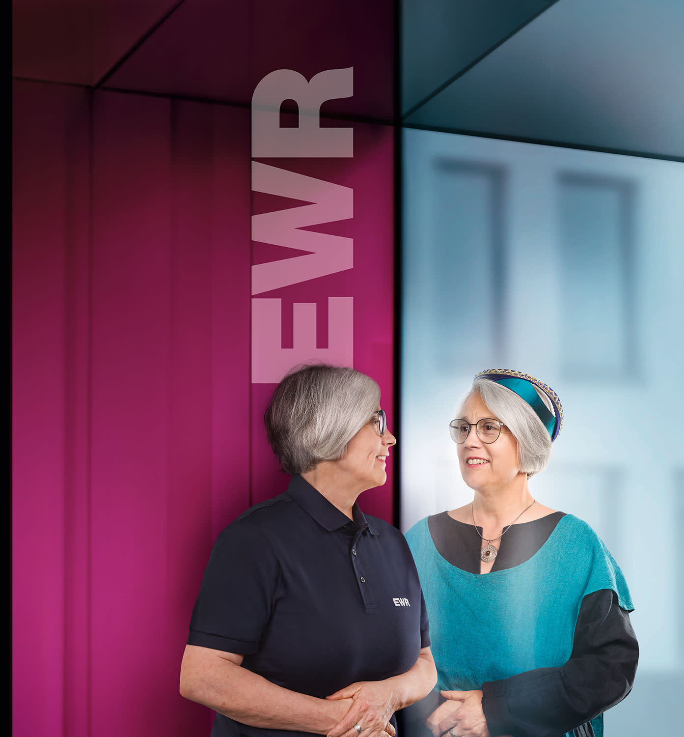 EWR Mitarbeiterin Anne im Spiegel als Mitarbeiterin und Gewandte.