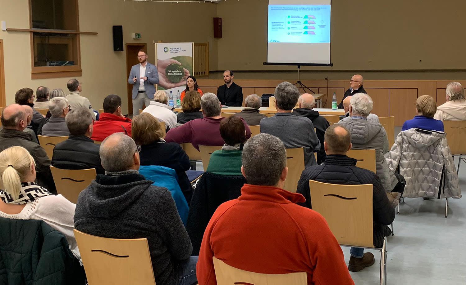 Björn Bein, Janina Göhrisch, Adrian Istogu und Marcus Wagner von EWR und Climate Connection benatworten die Fragen der Bürgerinnen und Bürger in Hahnheim. Björn Bein, Janina Göhrisch, Adrian Istogu und Marcus Wagner von EWR und Climate Connection benatworten die Fragen der Bürgerinnen und Bürger in Hahnheim.