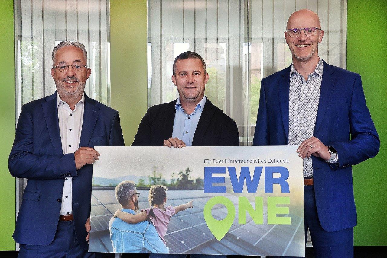 Ronnie Schrinner mit den EWR-Vorständen Stephan Wilhelm und Dieter Lagois.