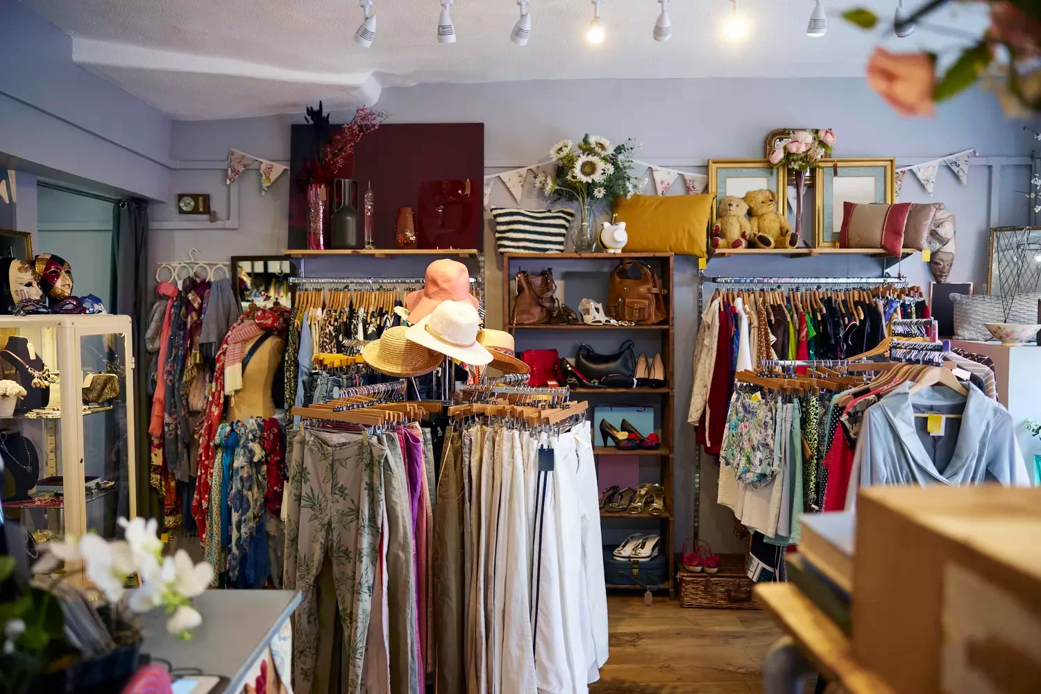 Interieur eines Wohltätigkeitsladens oder eines Secondhand-Ladens