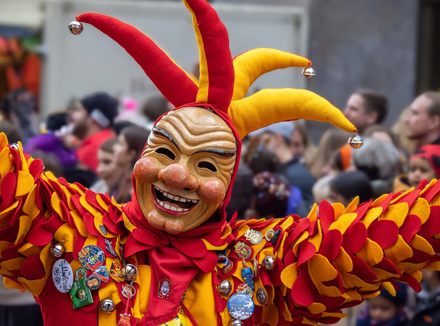 Eine Person ist als Hofnarren an Fastnacht verkleidet