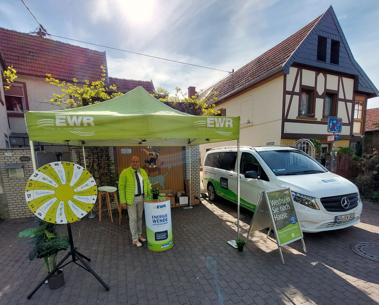 EWR Mitarbeiter steht am EWR-Stand auf dem Markt