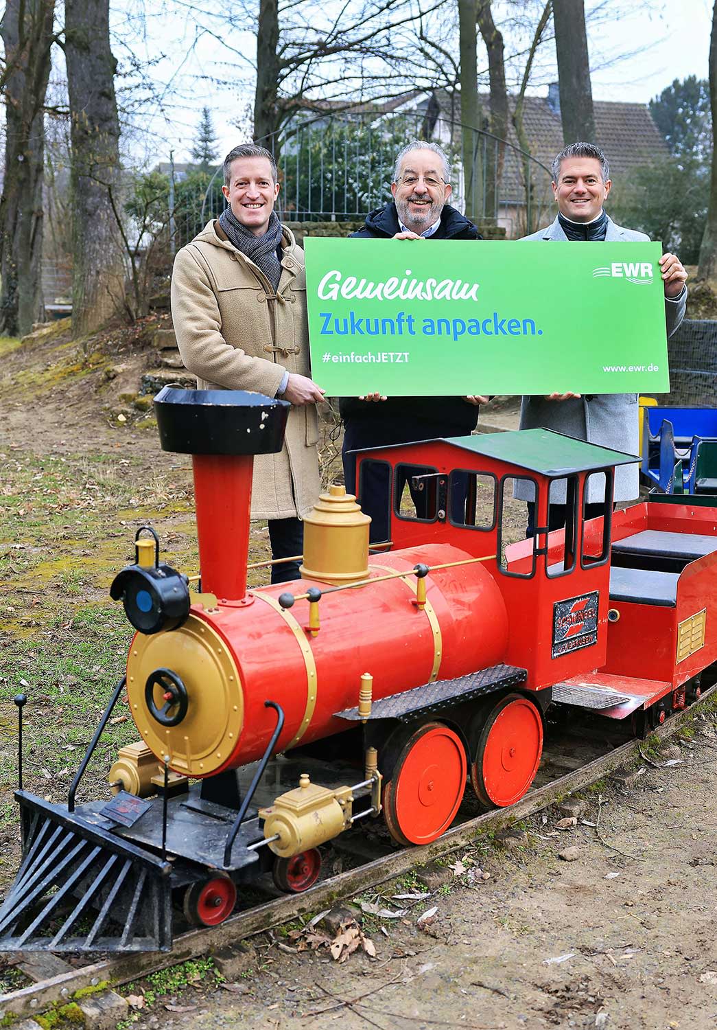 Titelbild Stephan Wilhelm, Vorstandssprecher der EWR AG bei der Urkundenübergabe an Steffen Jung, Bürgermeister der Stadt Alzey und Michael Lohmer, Beigeordneter der Stadt Alzey.