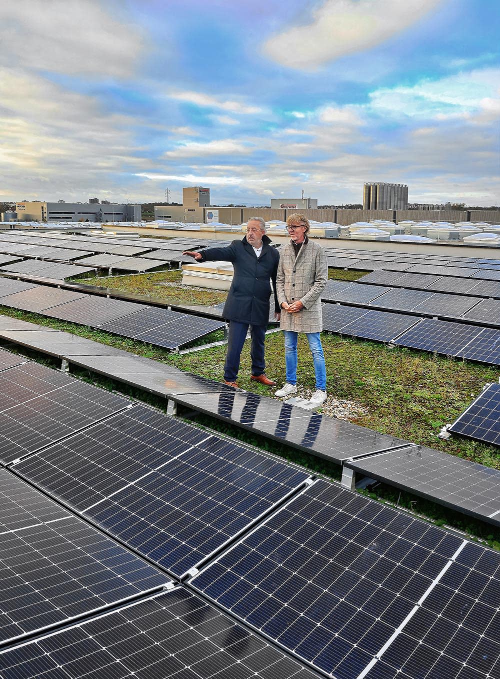 TST-Geschäftsführer Frank Schmidt und EWR-Vorstandssprecher Stephan Wilhelm auf dem Dach der TST-Lagerhallen zwischen den ersten tausend PV-Modulen. TST-Geschäftsführer Frank Schmidt und EWR-Vorstandssprecher Stephan Wilhelm auf dem Dach der TST-Lagerhallen zwischen den ersten tausend PV-Modulen.