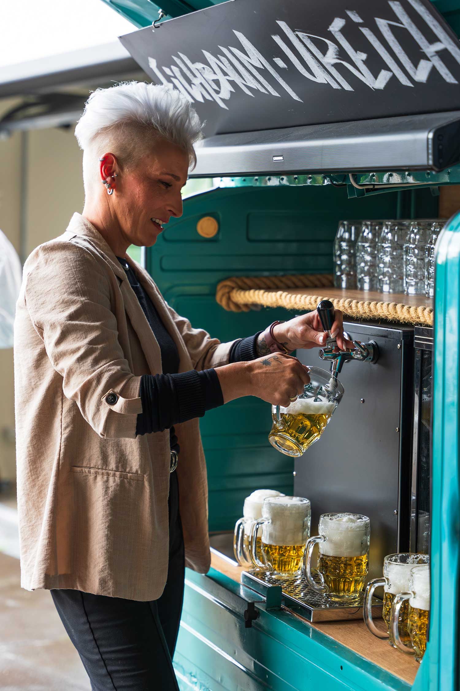 Eine Frau Zapft ein Bier.