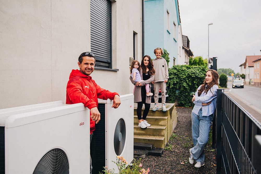 Titelbild Familie Zeka vor dem Haus mit zwei Wärmepumpen