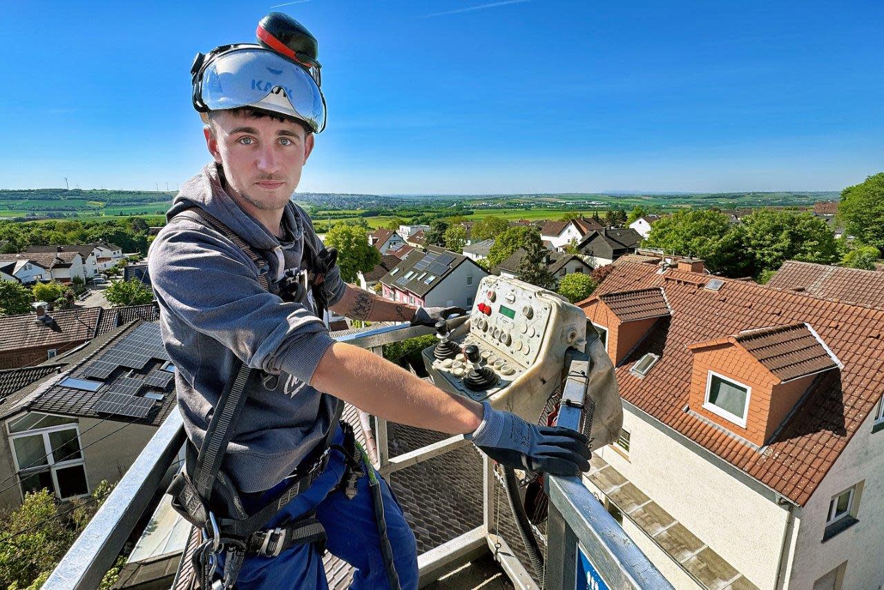 Titelbild Jan Doppler, Bauleiter bei der Elektrofirma WABE, demontiert Freileitungen in Ober-Olm