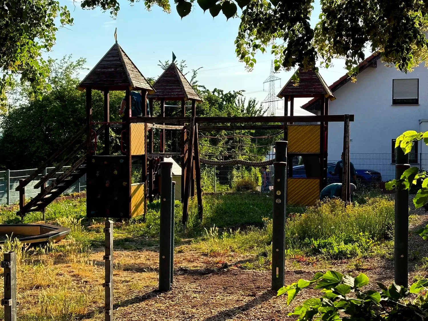Altes Spielplatz mit grünen Pflanzen auf dem Grund