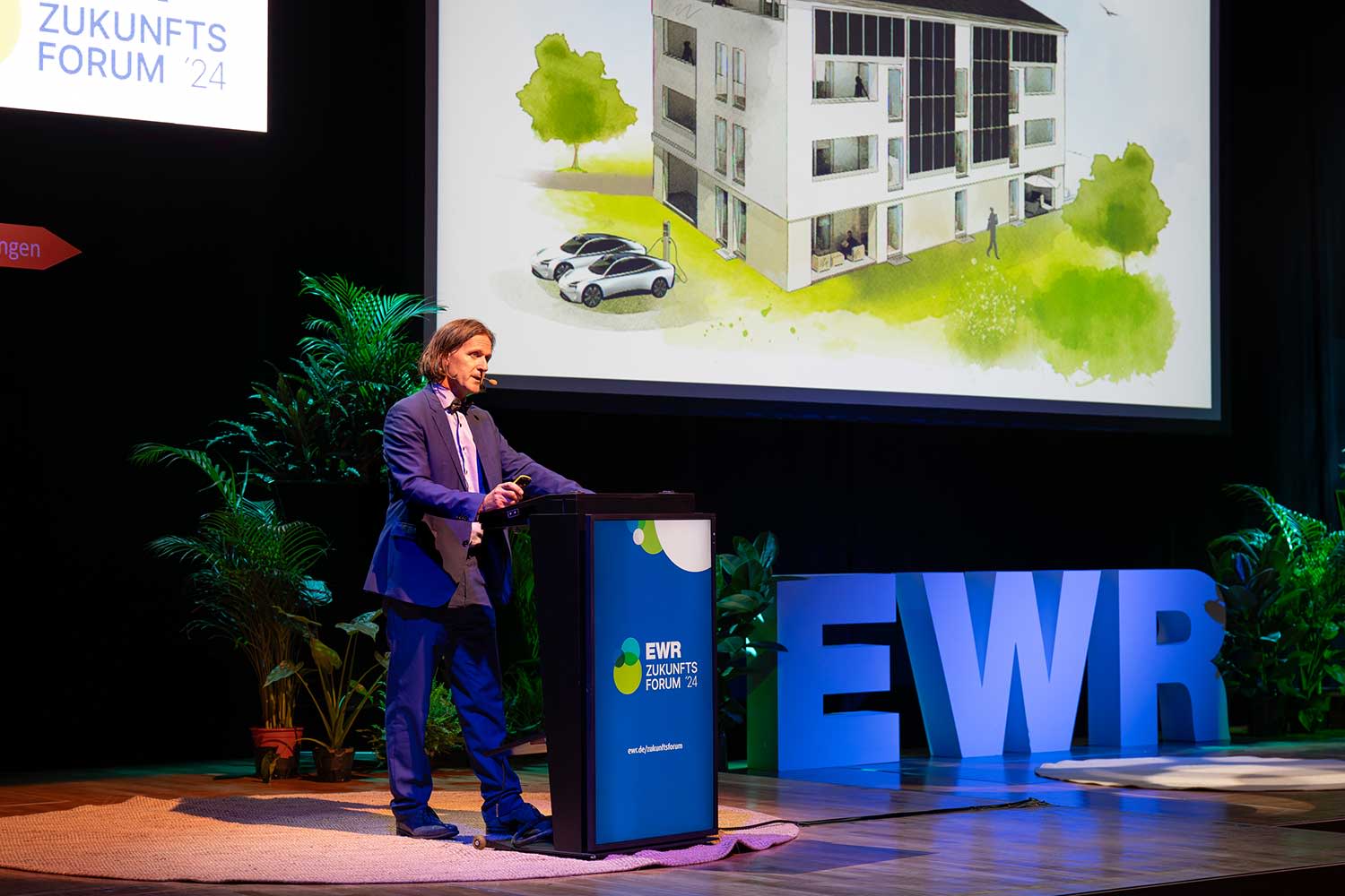 Energiebotschafter Prof. Timo Leukefeld stellt das Autarkie-Haus in Aschersleben vor