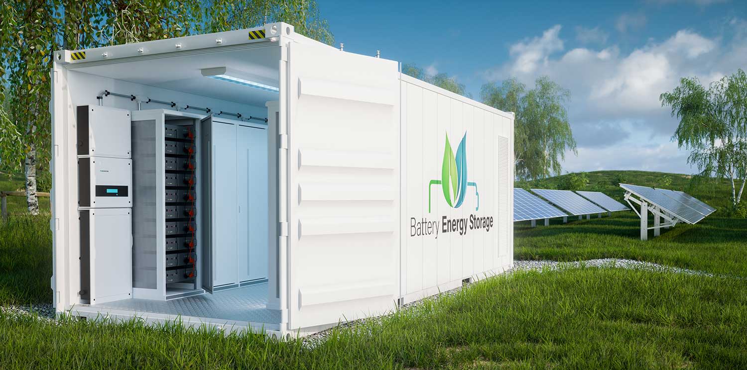 Nahaufnahme der Batteriemodule für die Energiespeicherung auf einer Wiese mit einem Photovoltaik Hintergrund