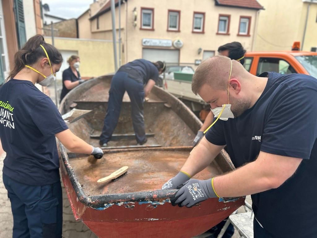 Personen streichen ein Boot