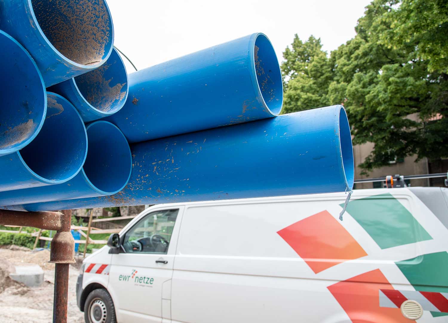 EWR Netz Fahrzeug mit Erdrohren im Vordergrund. EWR Netz Fahrzeug mit Erdrohren im Vordergrund.
