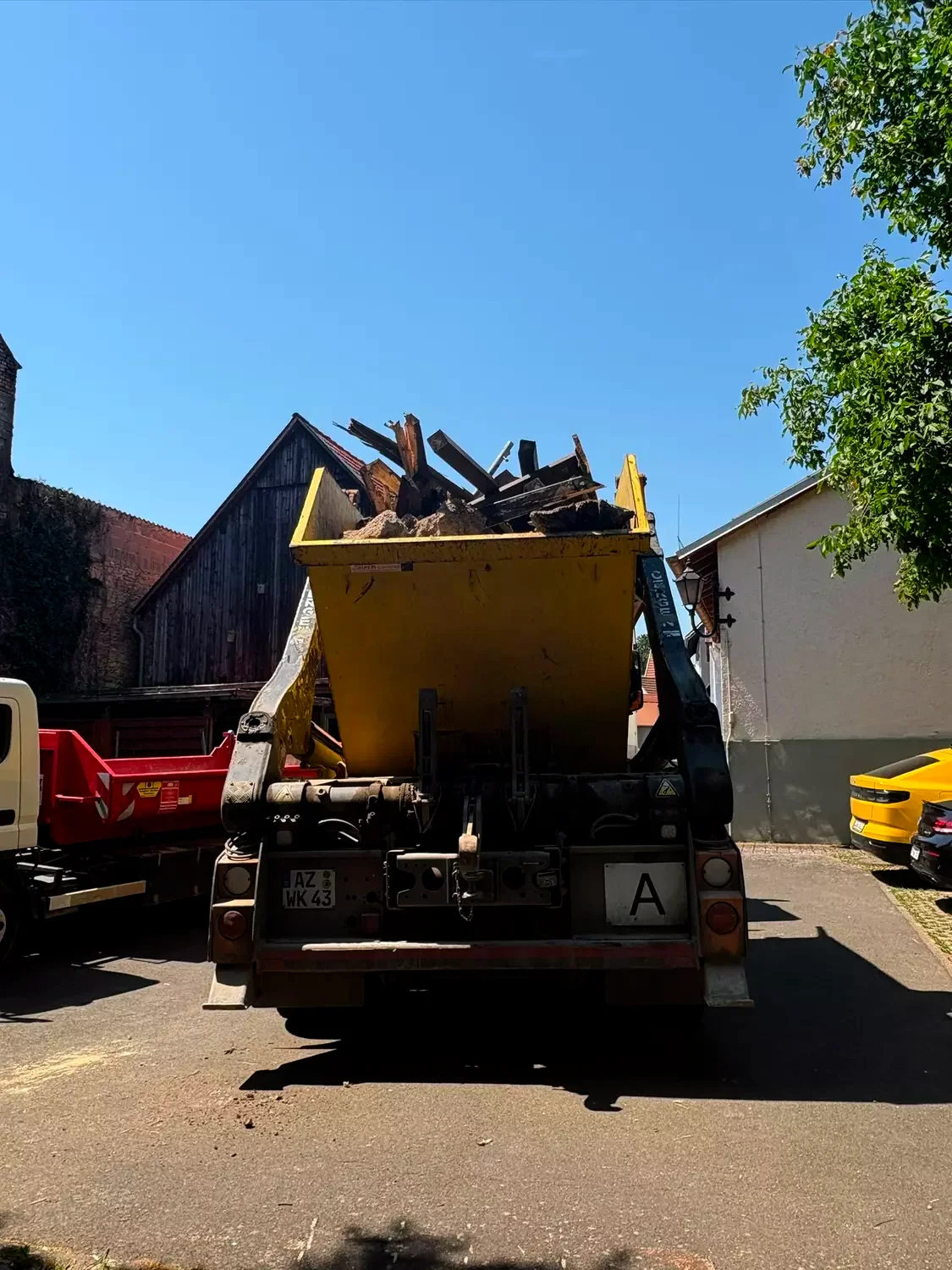 EWR-Anpacktag: Ein voller Container wird abgeholt