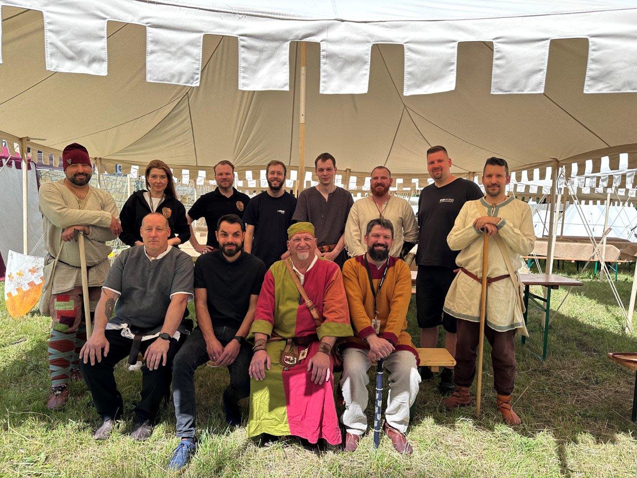 EWR-Pressesprecher Dominik Nagel mit einem Team beim Aufbau zum Spectaculum unter dem Sonnenschutz.
