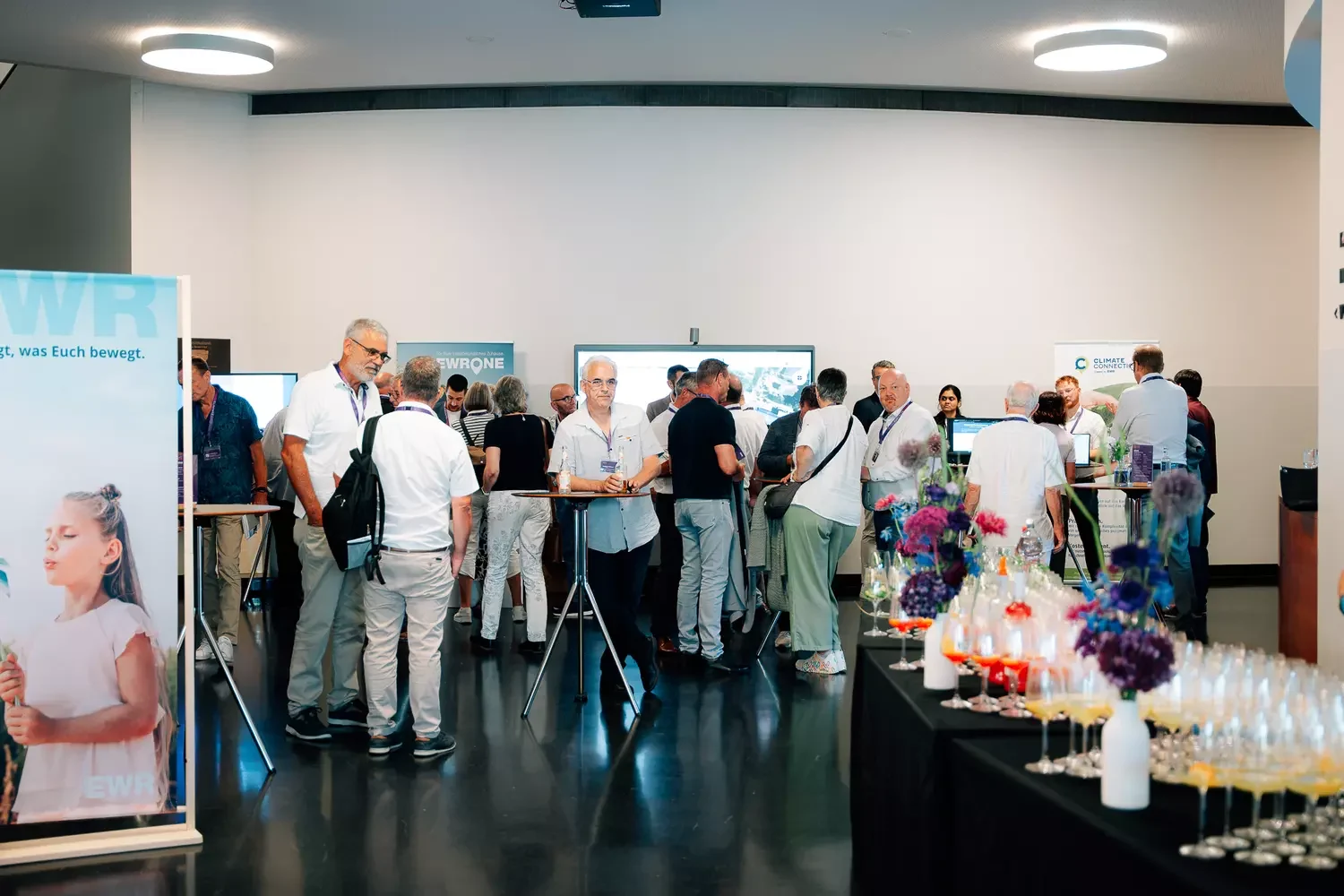Personen und Aussteller im Foyer des Zukunftsforums 26