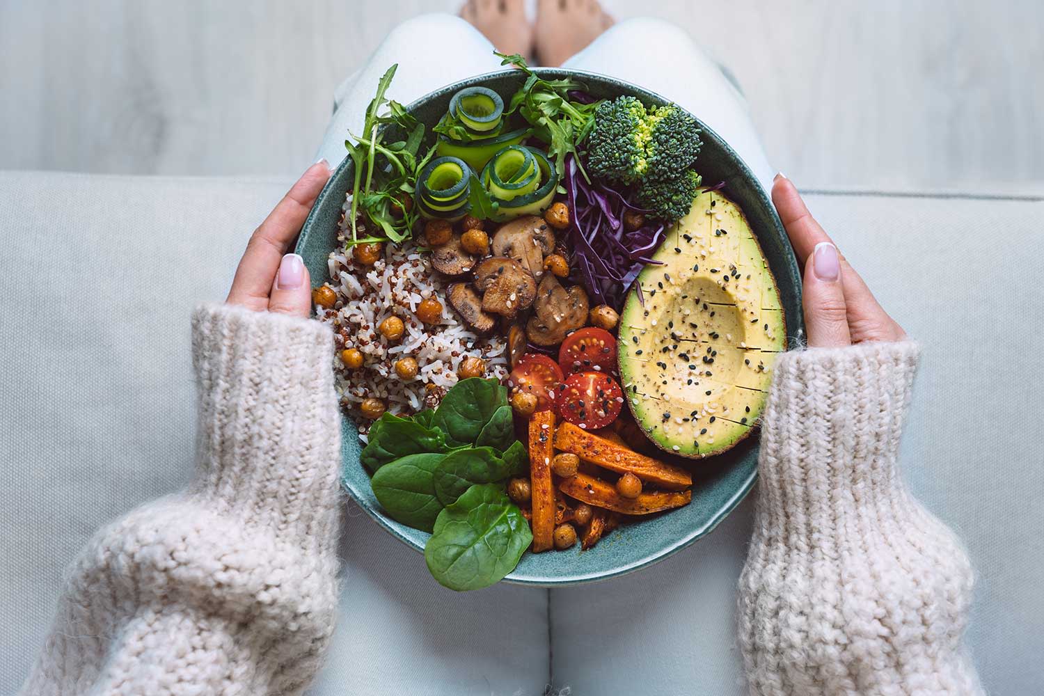 Titelbild Teller mit veganem oder vegetarischem Essen in Frauenhänden