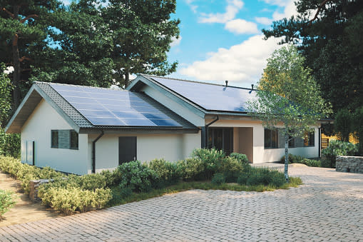 Haus mit Sonnenkollektoren Haus mit Sonnenkollektoren