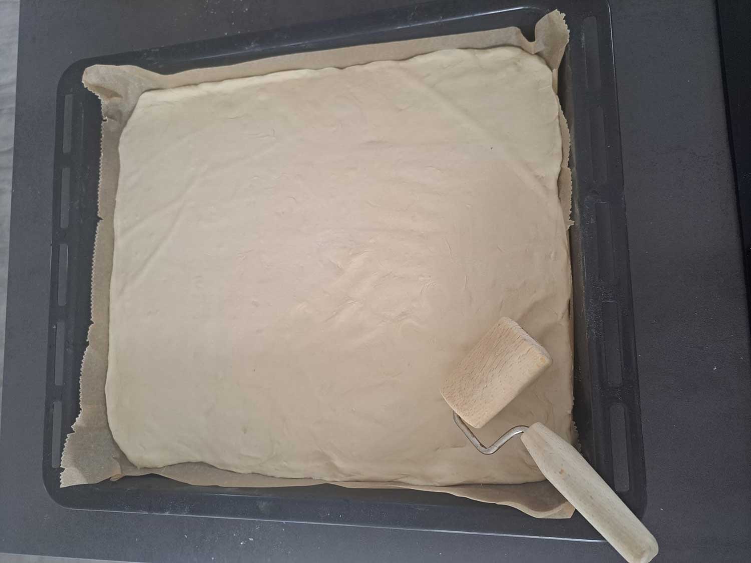 Hefeteig ausgerollt auf Backblech