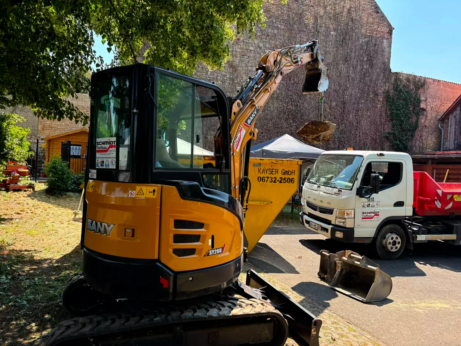 EWR-Anpacktag in Bermersheim: Ein Bagger steht auf dem Parkplatz