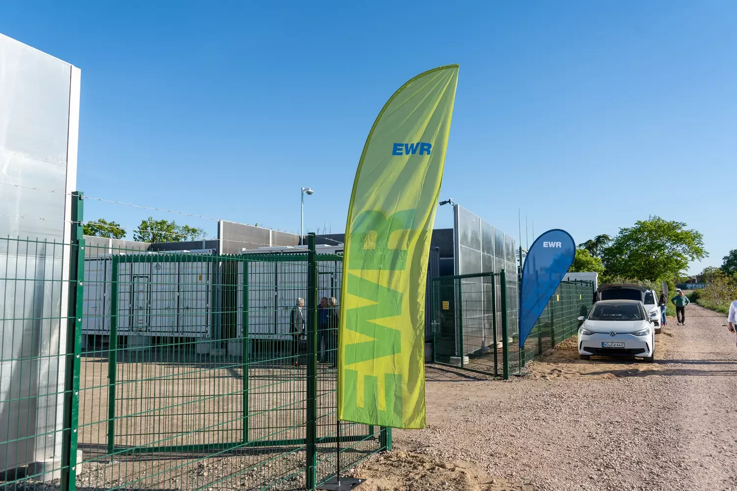 EWR Fahne auf dem Batteriespeicherpark Holzhof