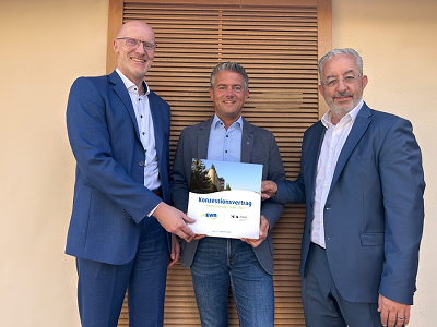 Titelbild Vorstand der EWR AG und Steffen Jung, Bürgermeister der Stadt Alzey präsentieren den unterzeichneten Konzessionsvertrag.